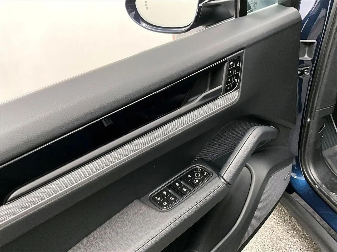 Porsche Cayenne - Image 18