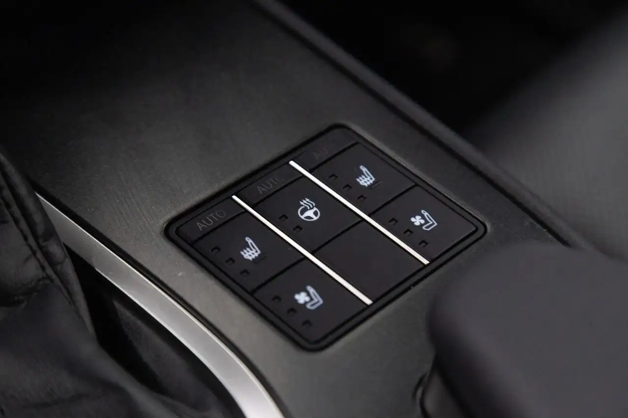 Lexus UX 250h - Image 23