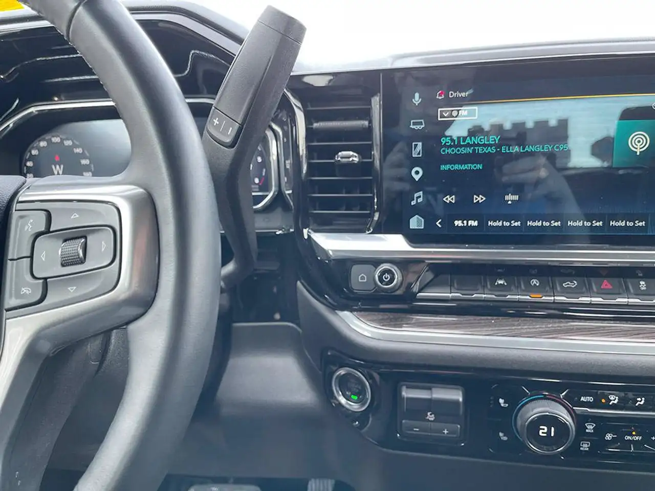 Chevrolet Silverado 1500 - Image 18
