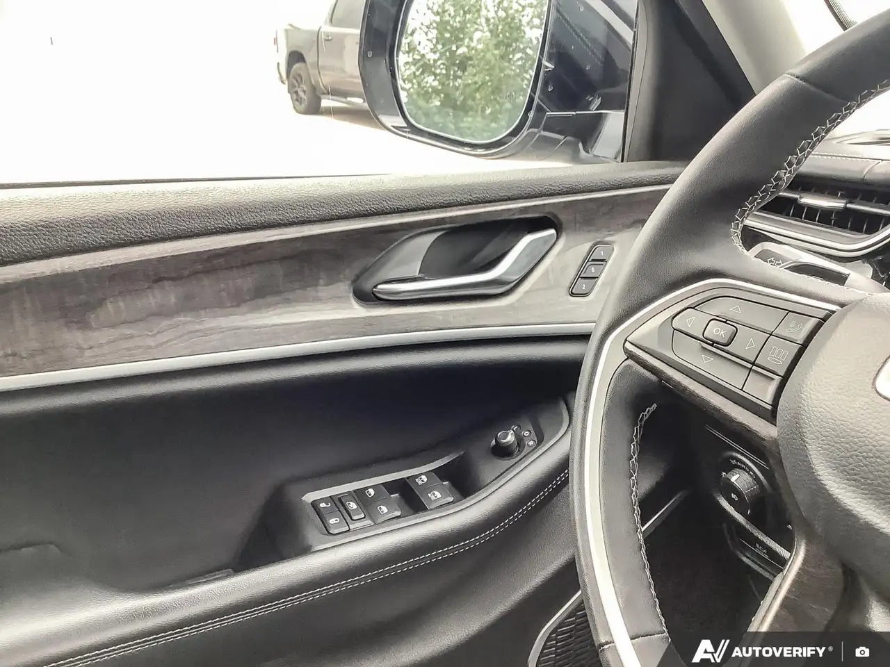 Jeep Grand Cherokee - Image 17