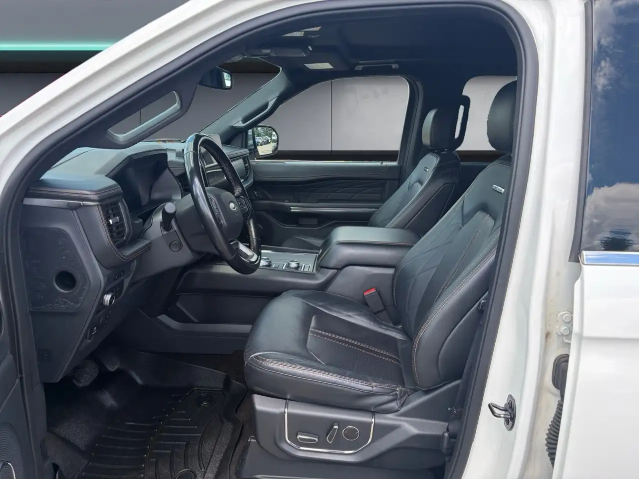 Ford Expedition - Image 12