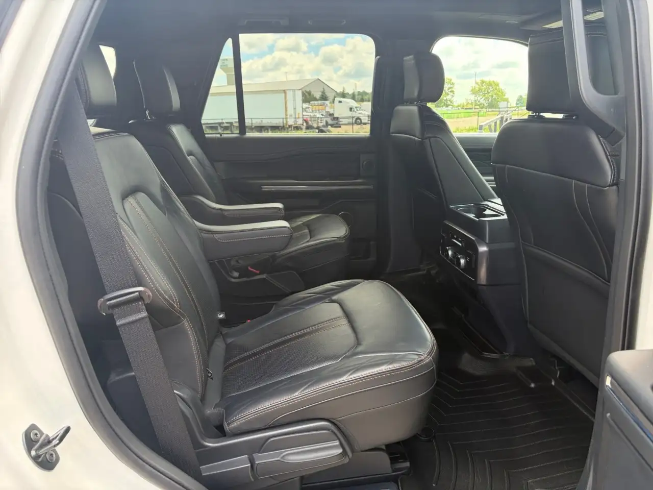 Ford Expedition - Image 10