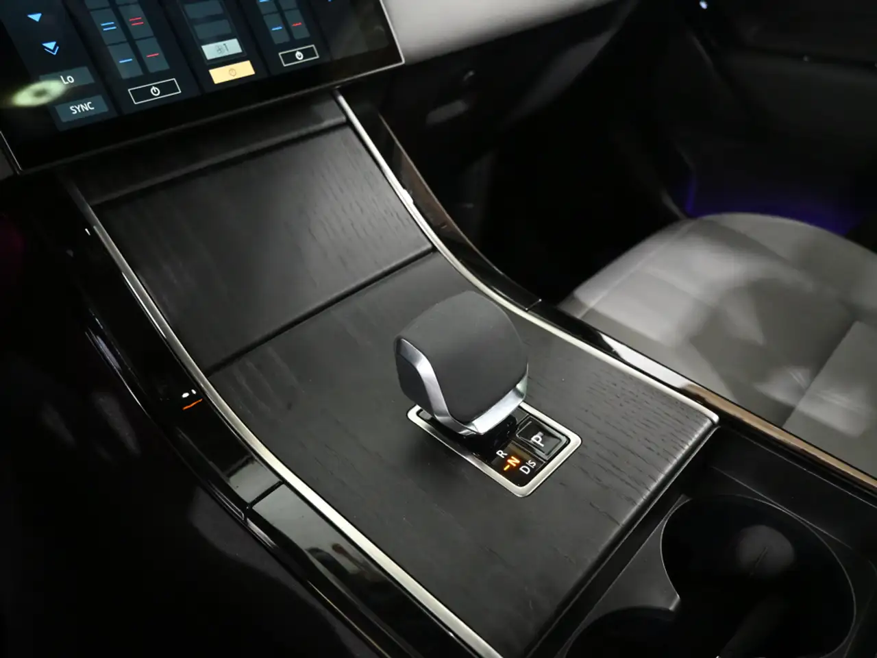 Land Rover Range Rover Velar - Image 26
