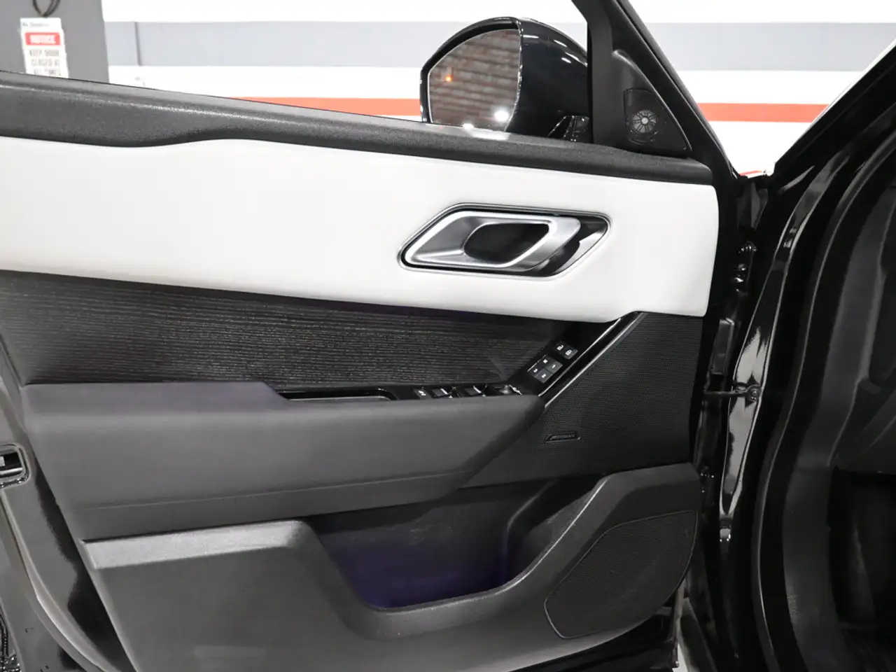 Land Rover Range Rover Velar - Image 11