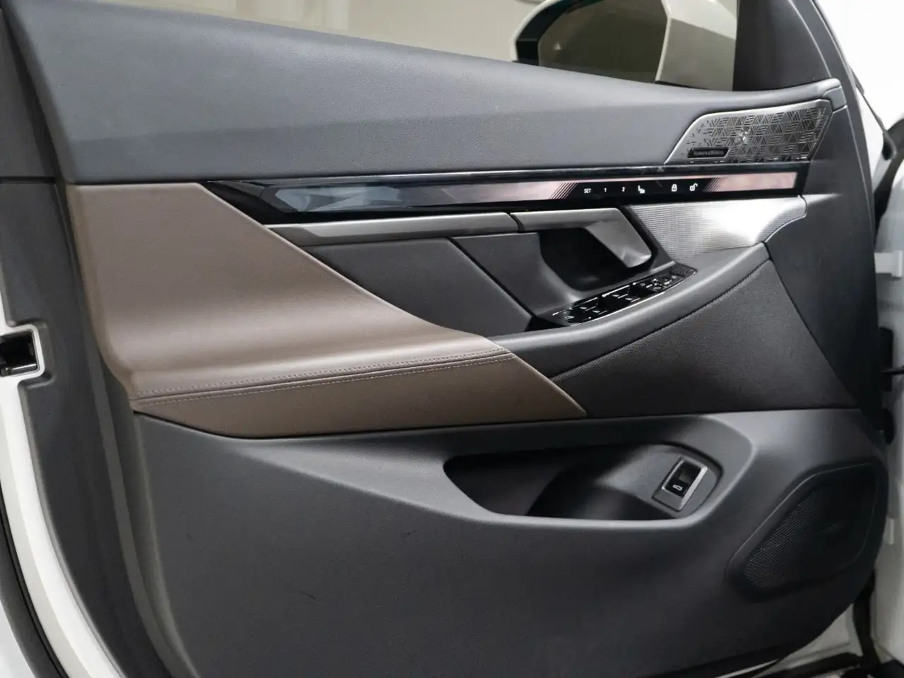 BMW 5 Series - Image 14