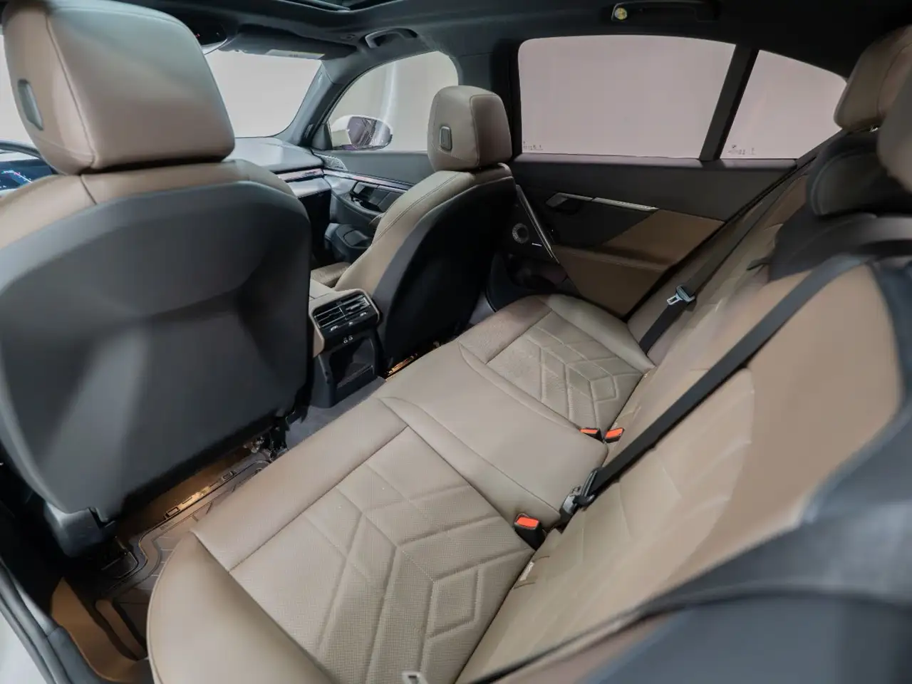 BMW 5 Series - Image 30