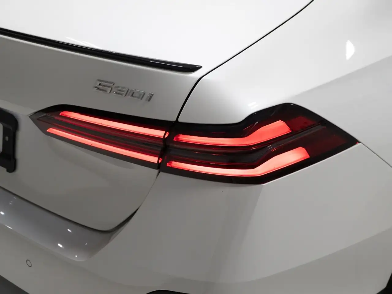 BMW 5 Series - Image 11
