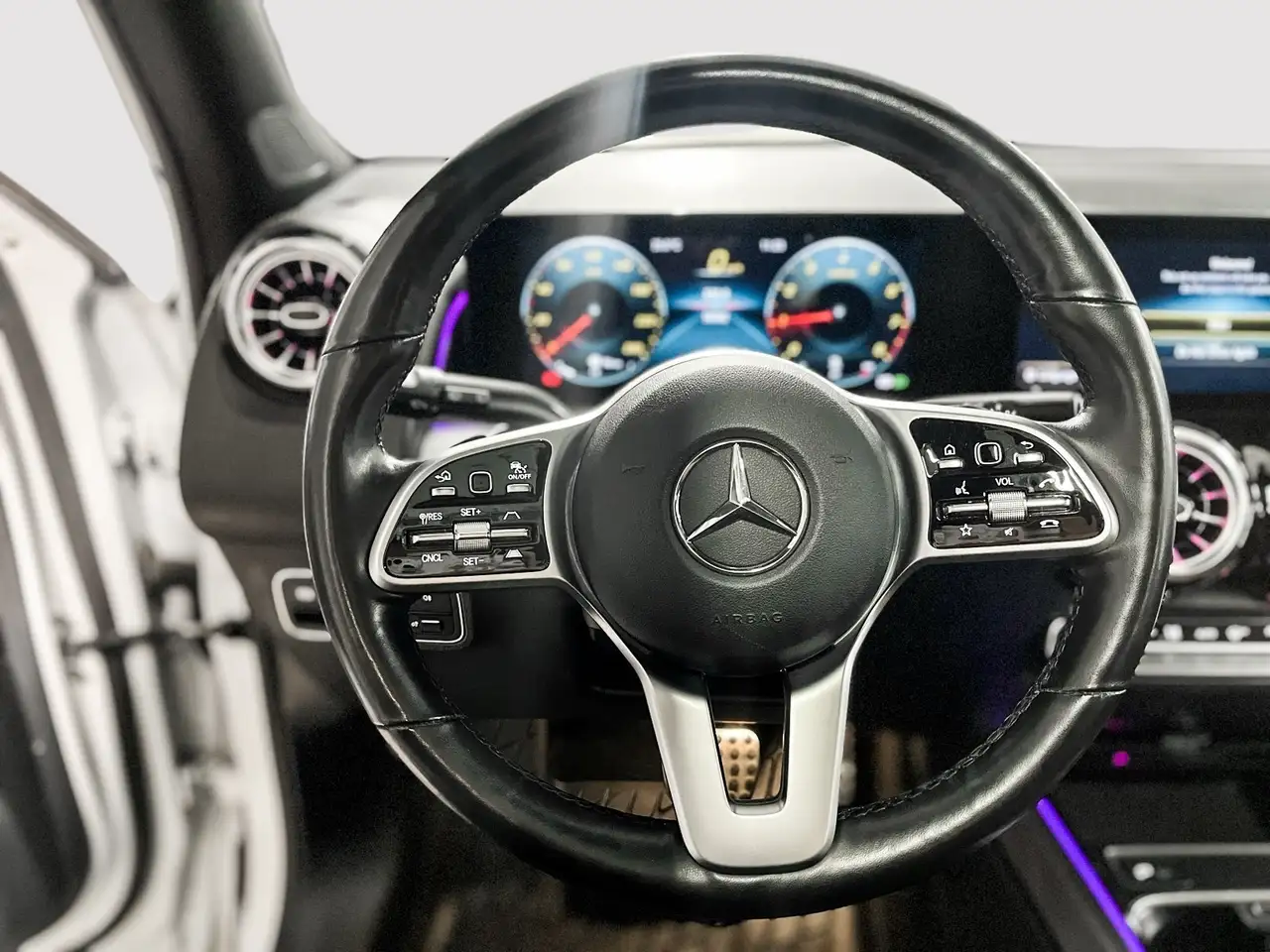 Mercedes-Benz GLB - Image 14