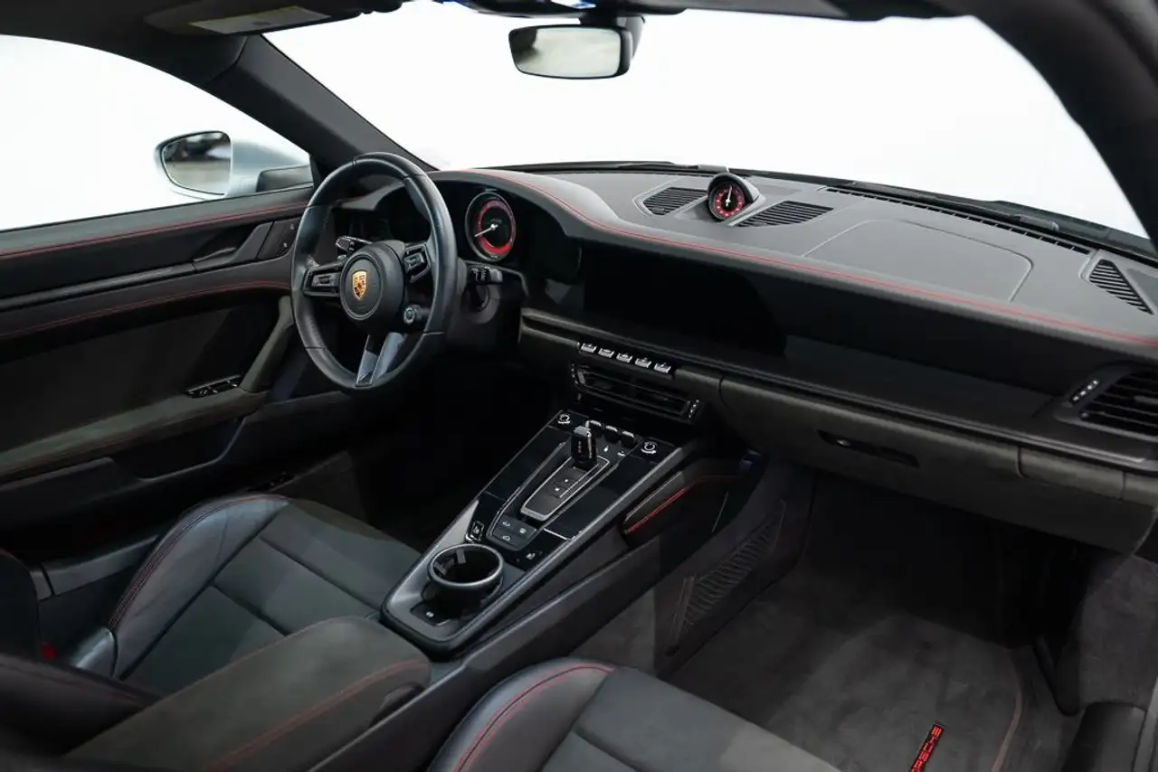 Porsche 911 - Image 18