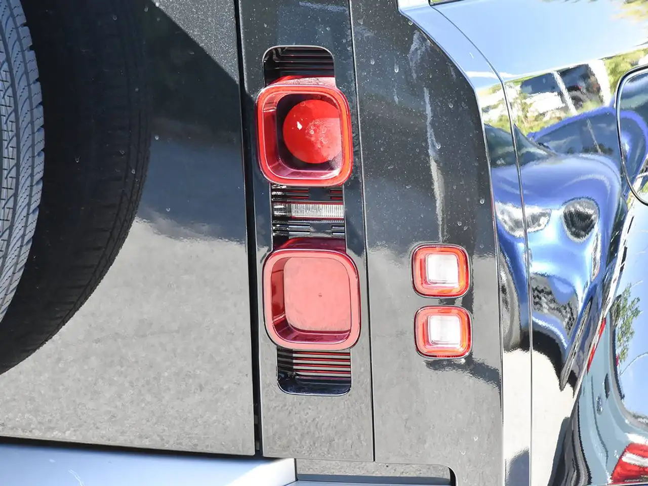 Land Rover Defender - Image 9
