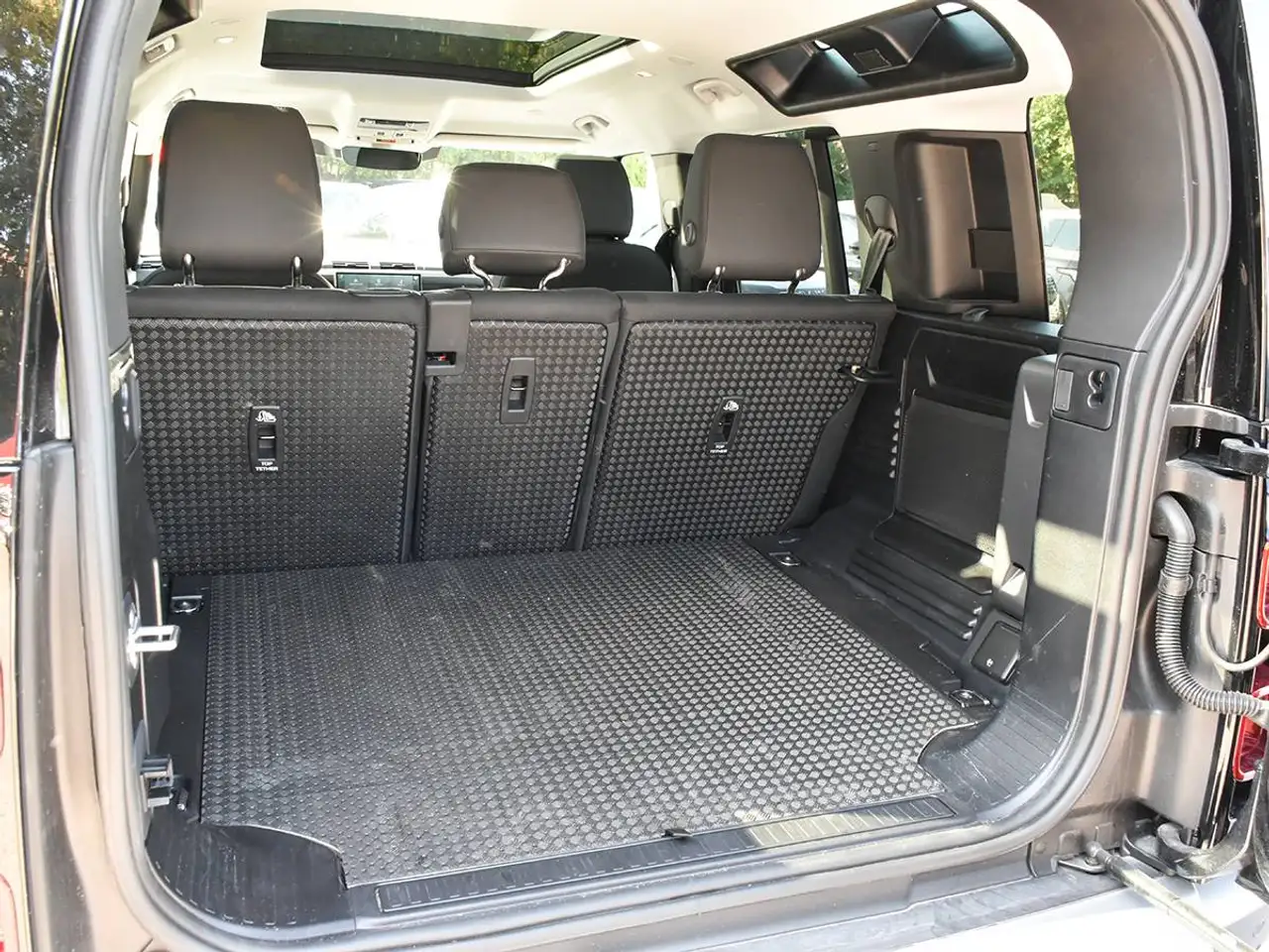 Land Rover Defender - Image 10