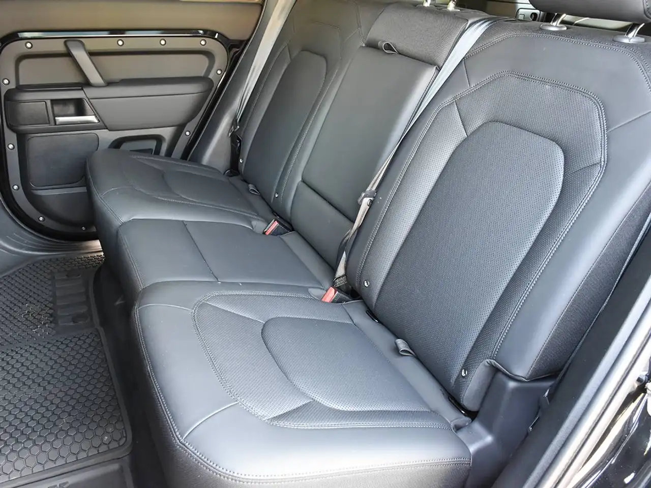 Land Rover Defender - Image 15