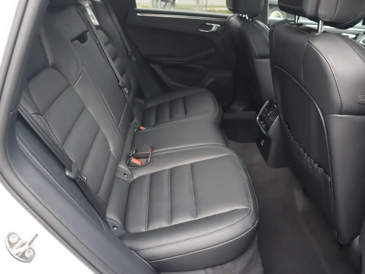 Porsche Macan - Image 25