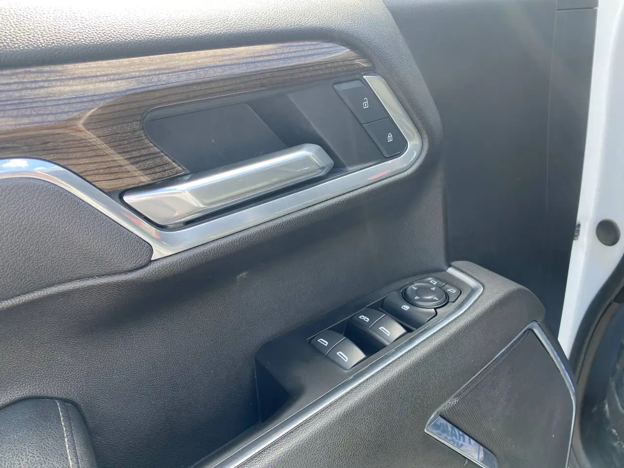 Chevrolet Silverado 1500 - Image 12