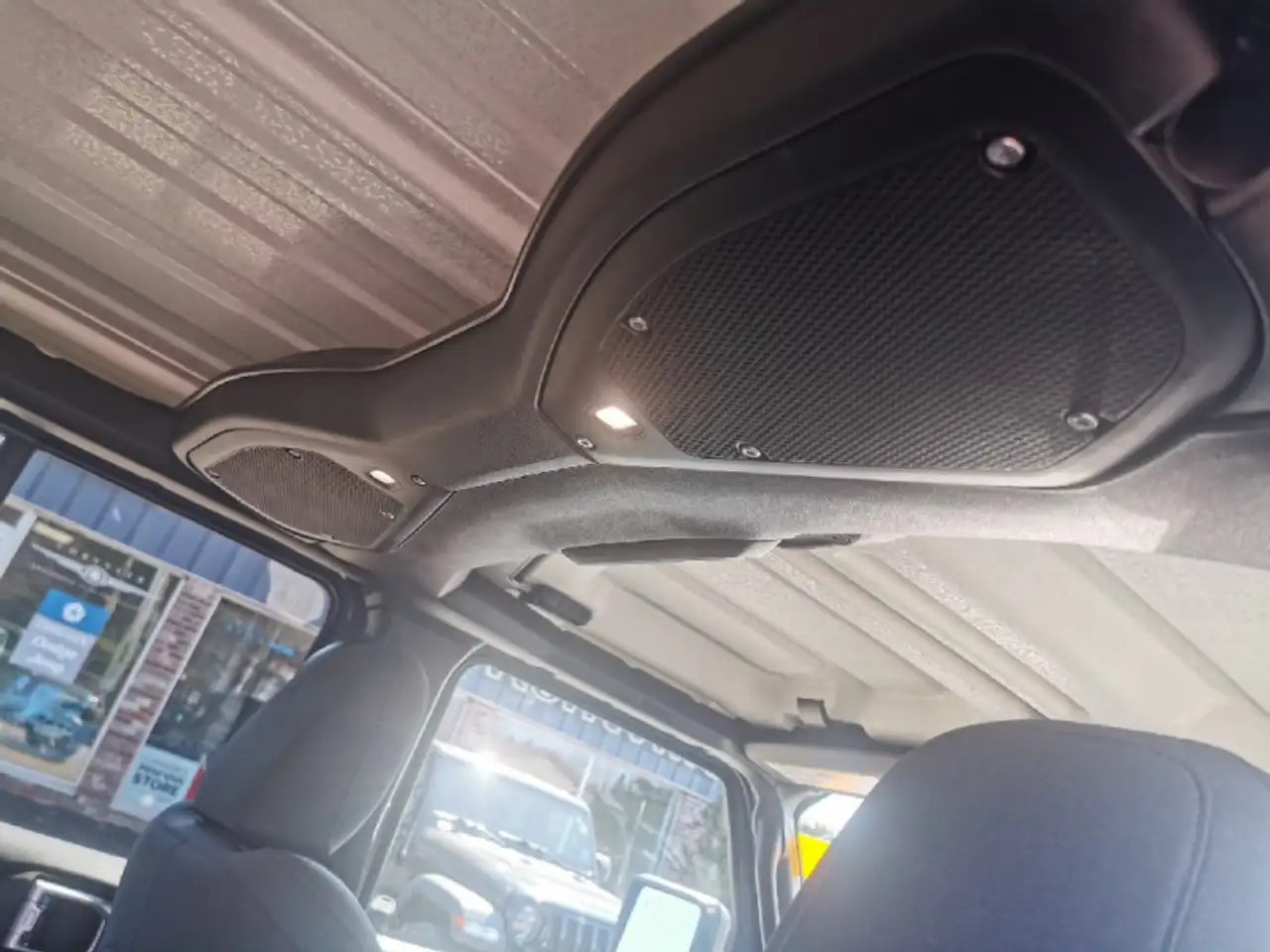 Jeep Wrangler - Image 14