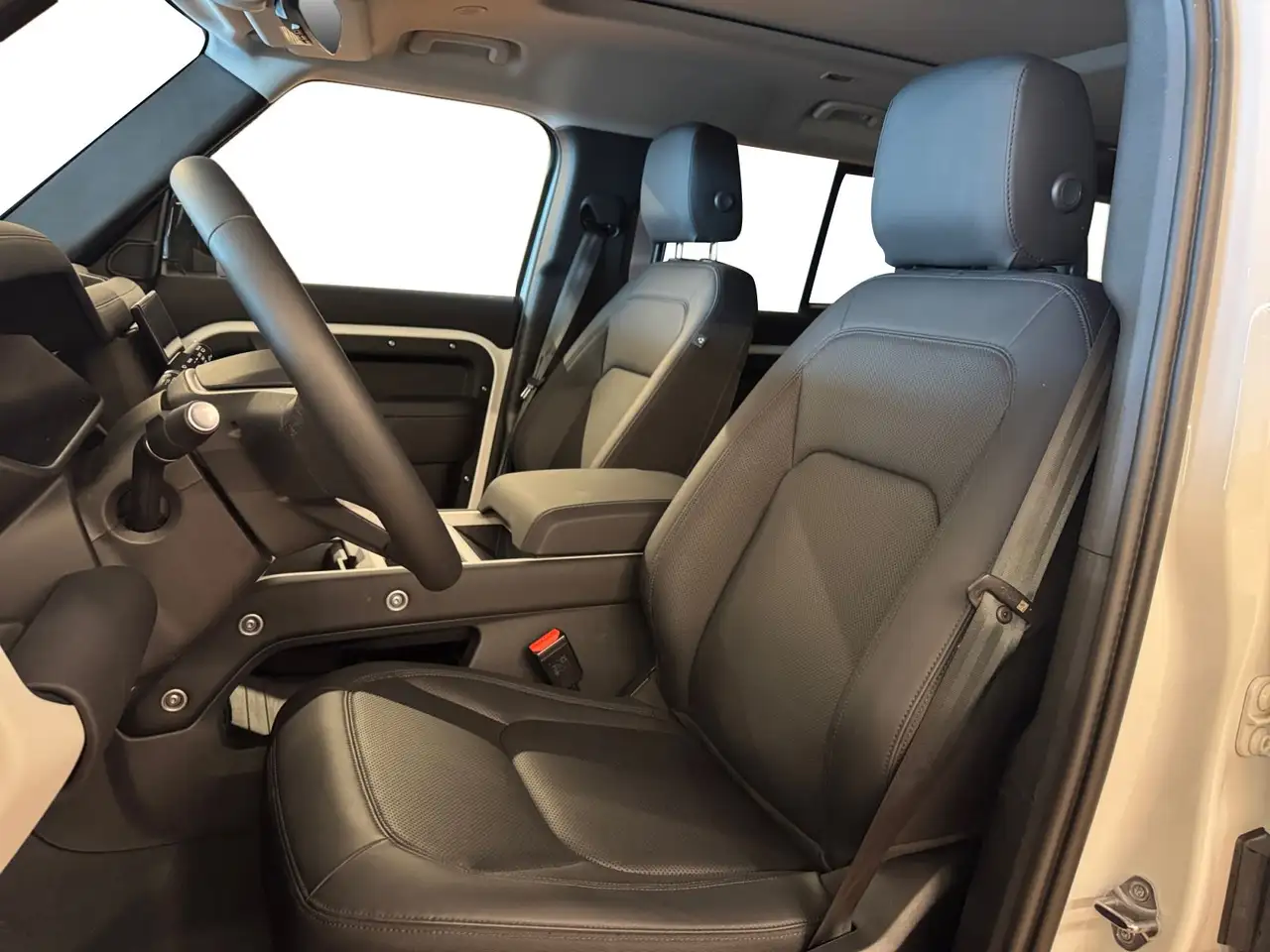 Land Rover Defender - Image 10