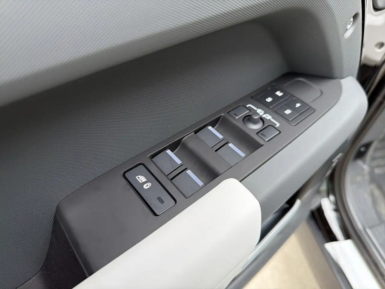 Land Rover Defender - Image 13