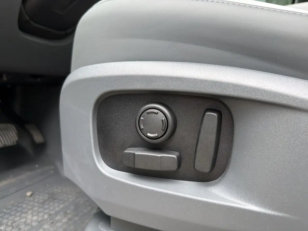 Land Rover Defender - Image 12