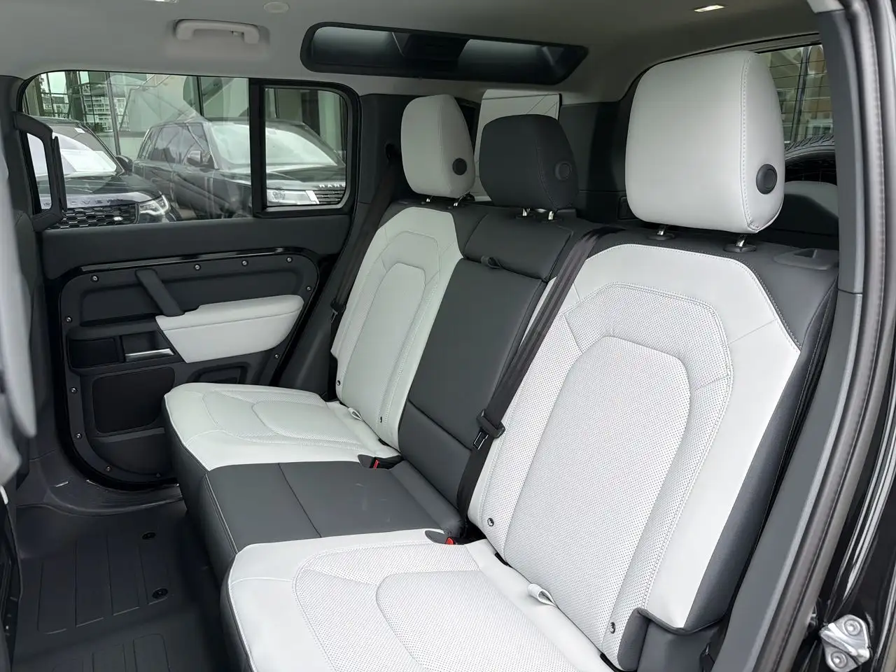 Land Rover Defender - Image 23