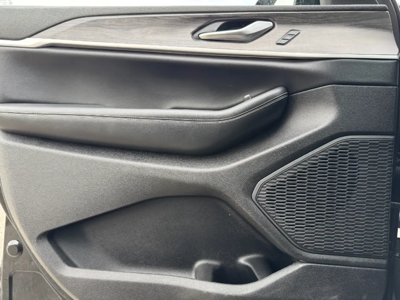 Jeep Grand Cherokee - Image 15
