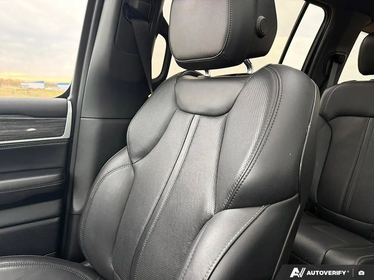 Jeep Wagoneer - Image 23