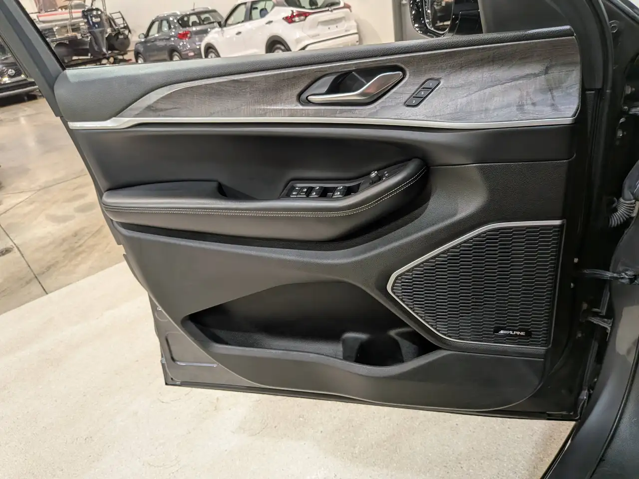 Jeep Grand Cherokee - Image 37