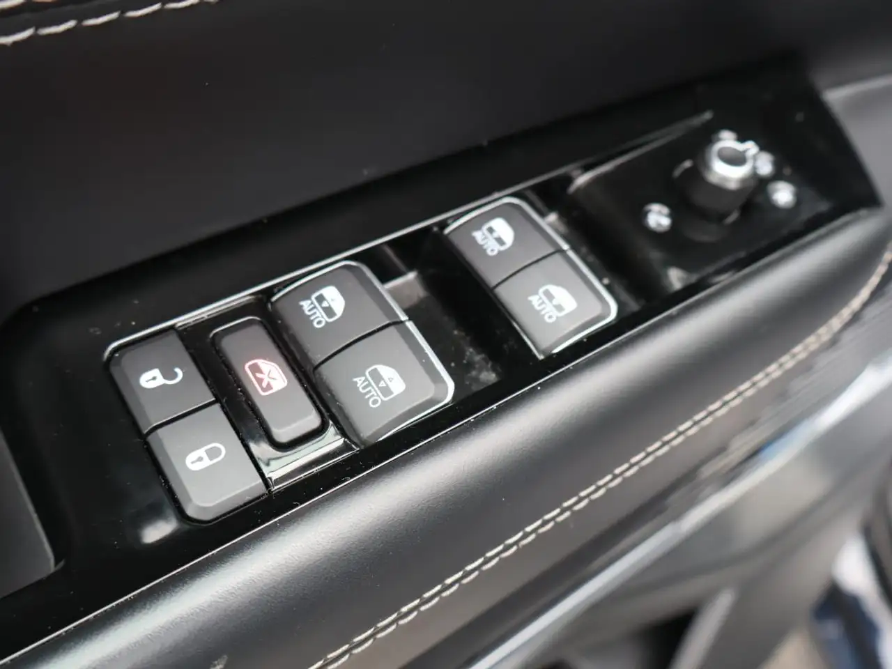 Jeep Grand Wagoneer - Image 28