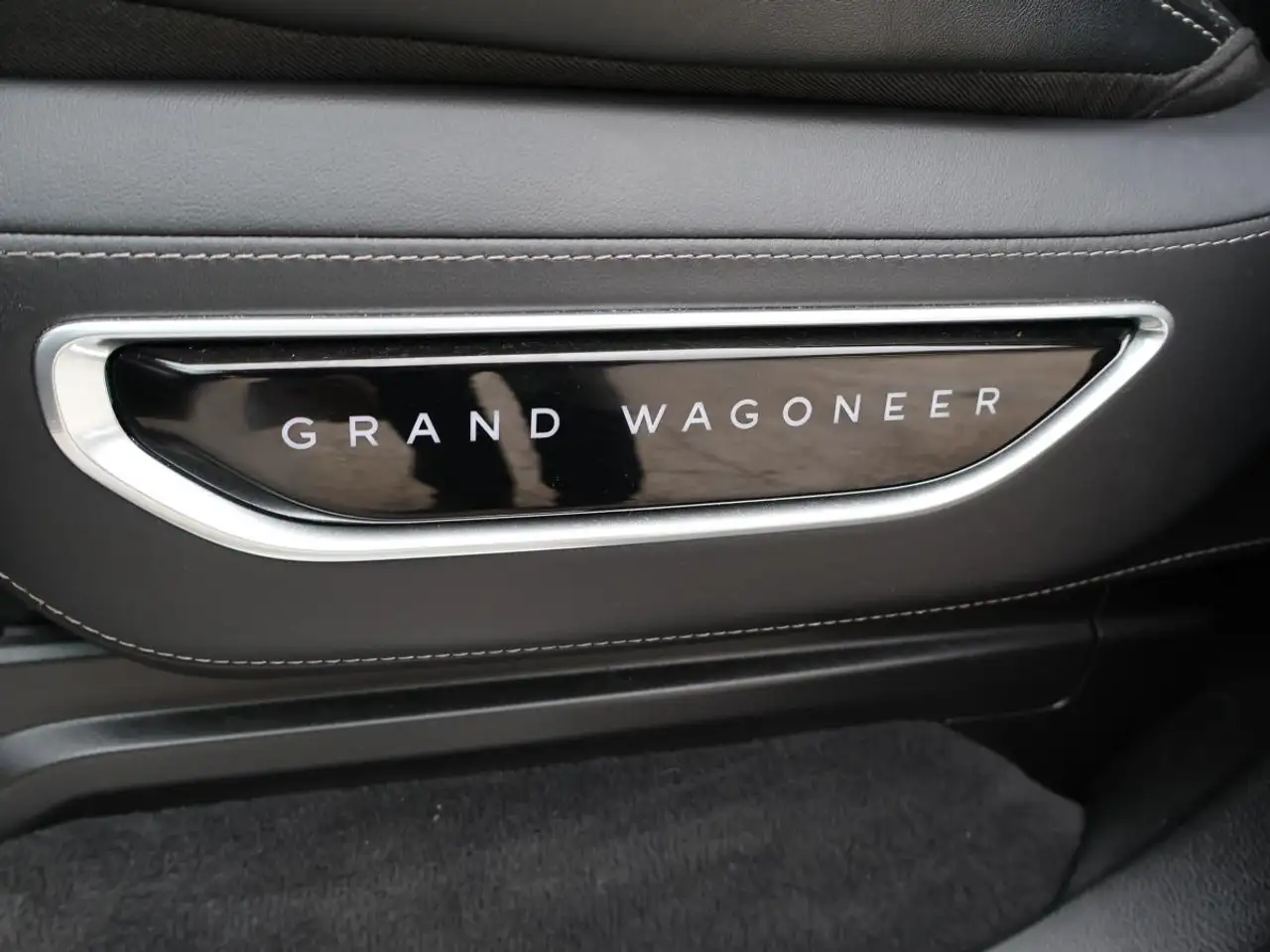 Jeep Grand Wagoneer - Image 26