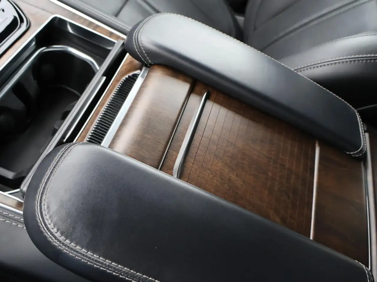Jeep Grand Wagoneer - Image 41