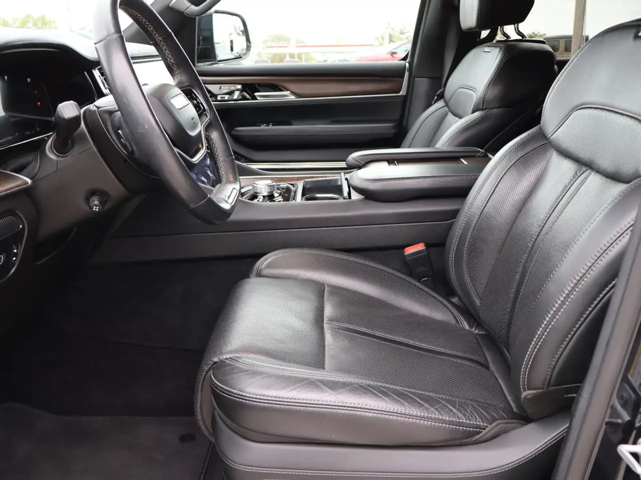 Jeep Grand Wagoneer - Image 25
