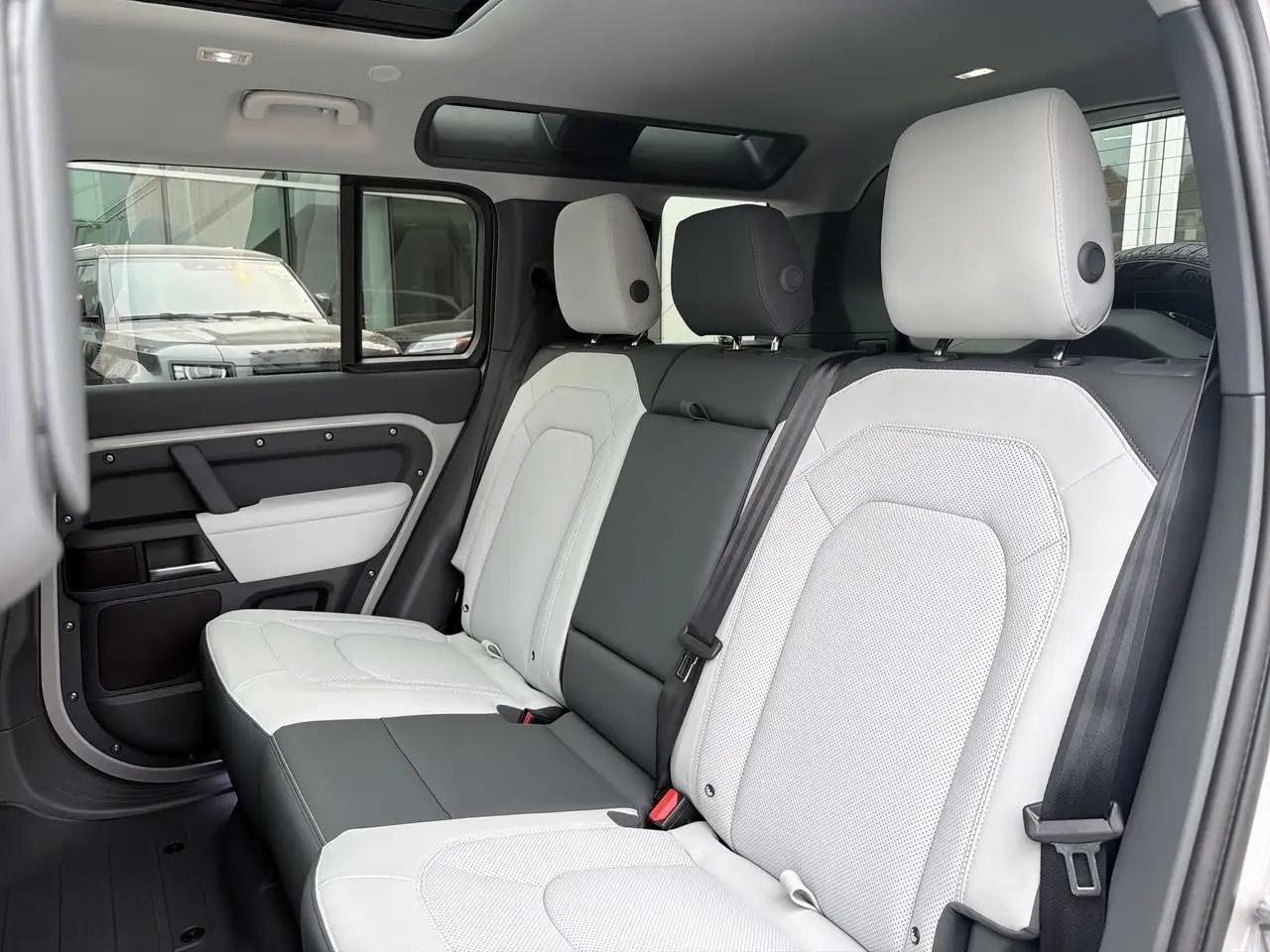 Land Rover Defender - Image 20