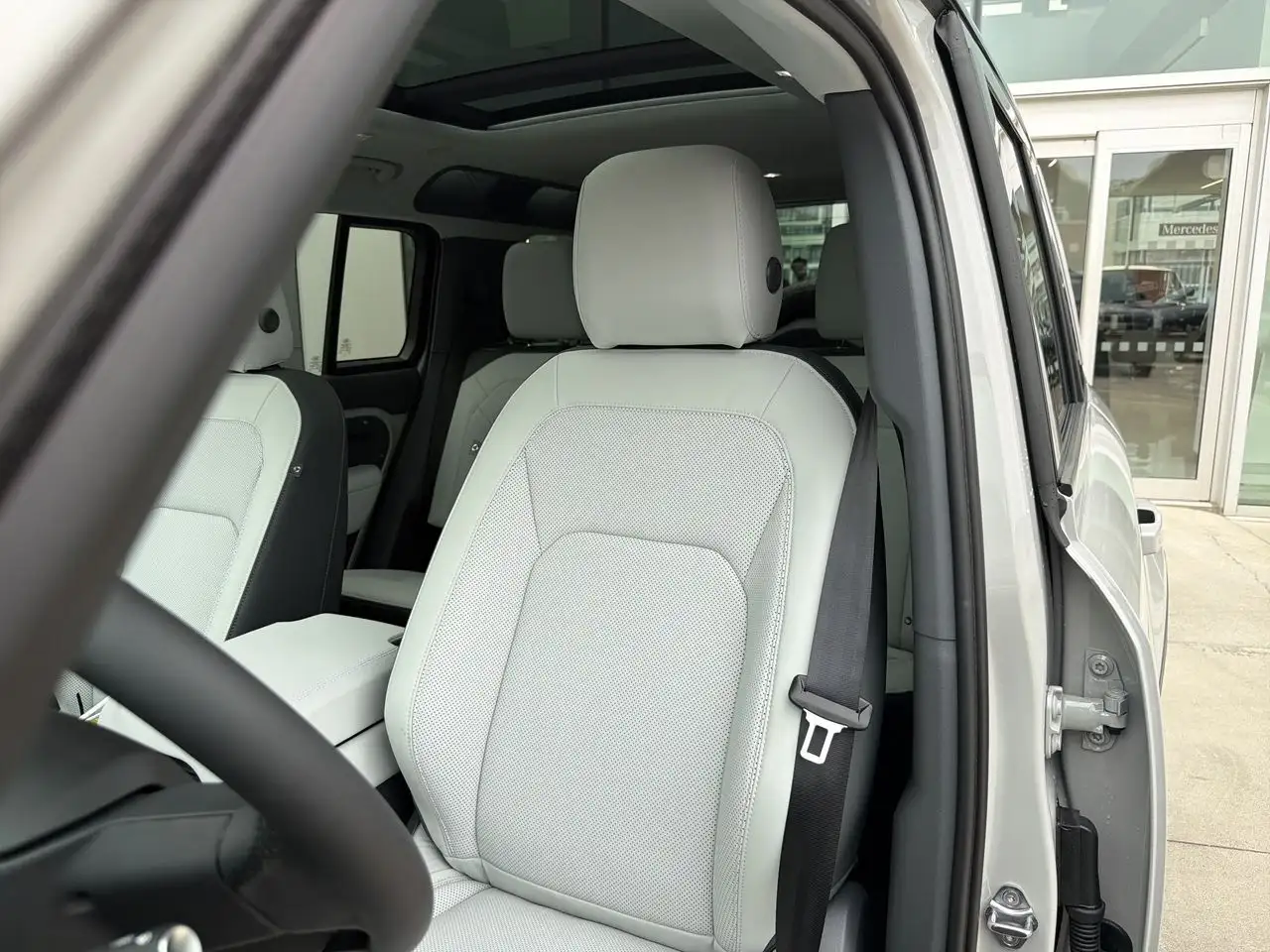 Land Rover Defender - Image 8