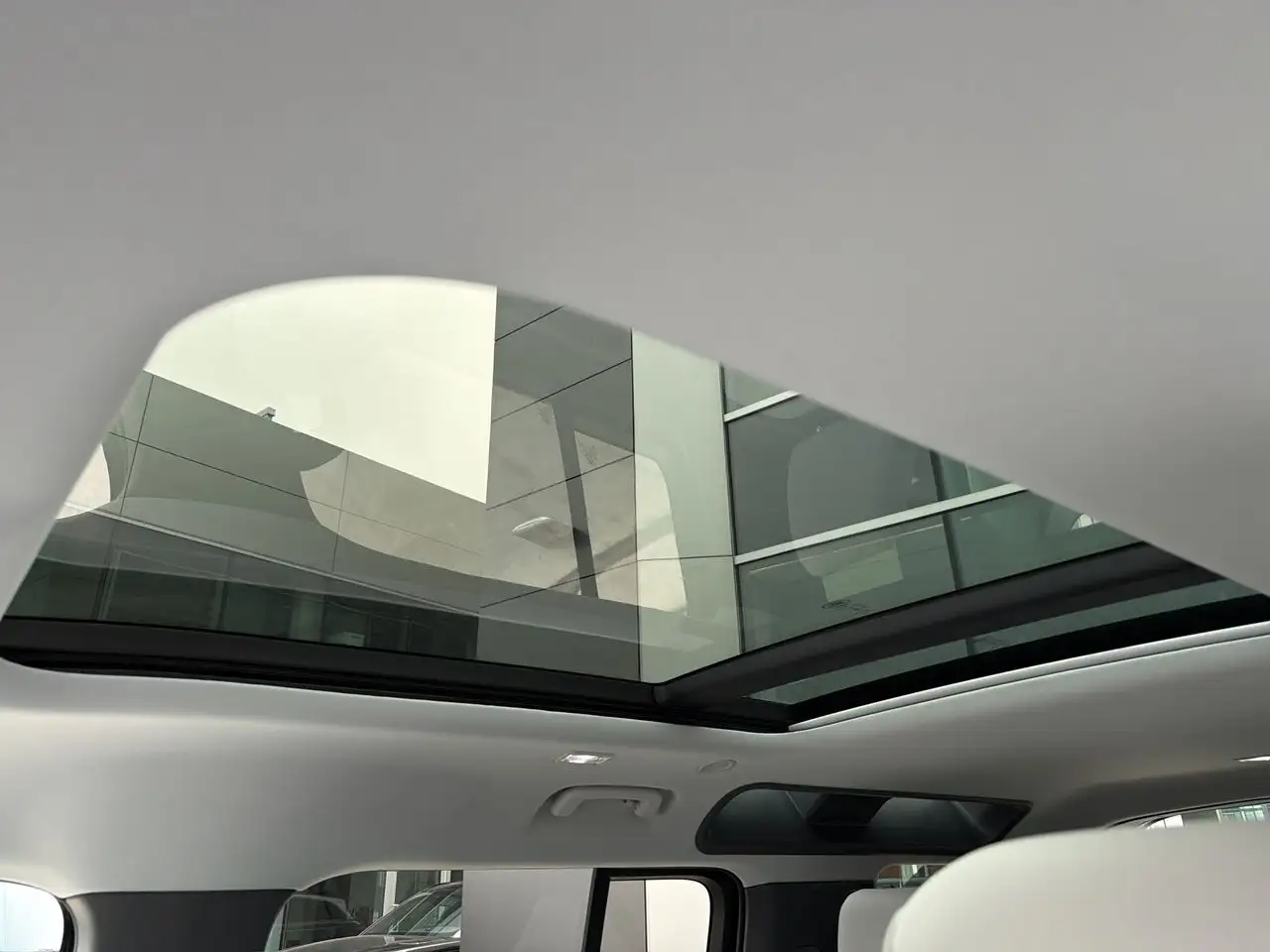 Land Rover Defender - Image 19