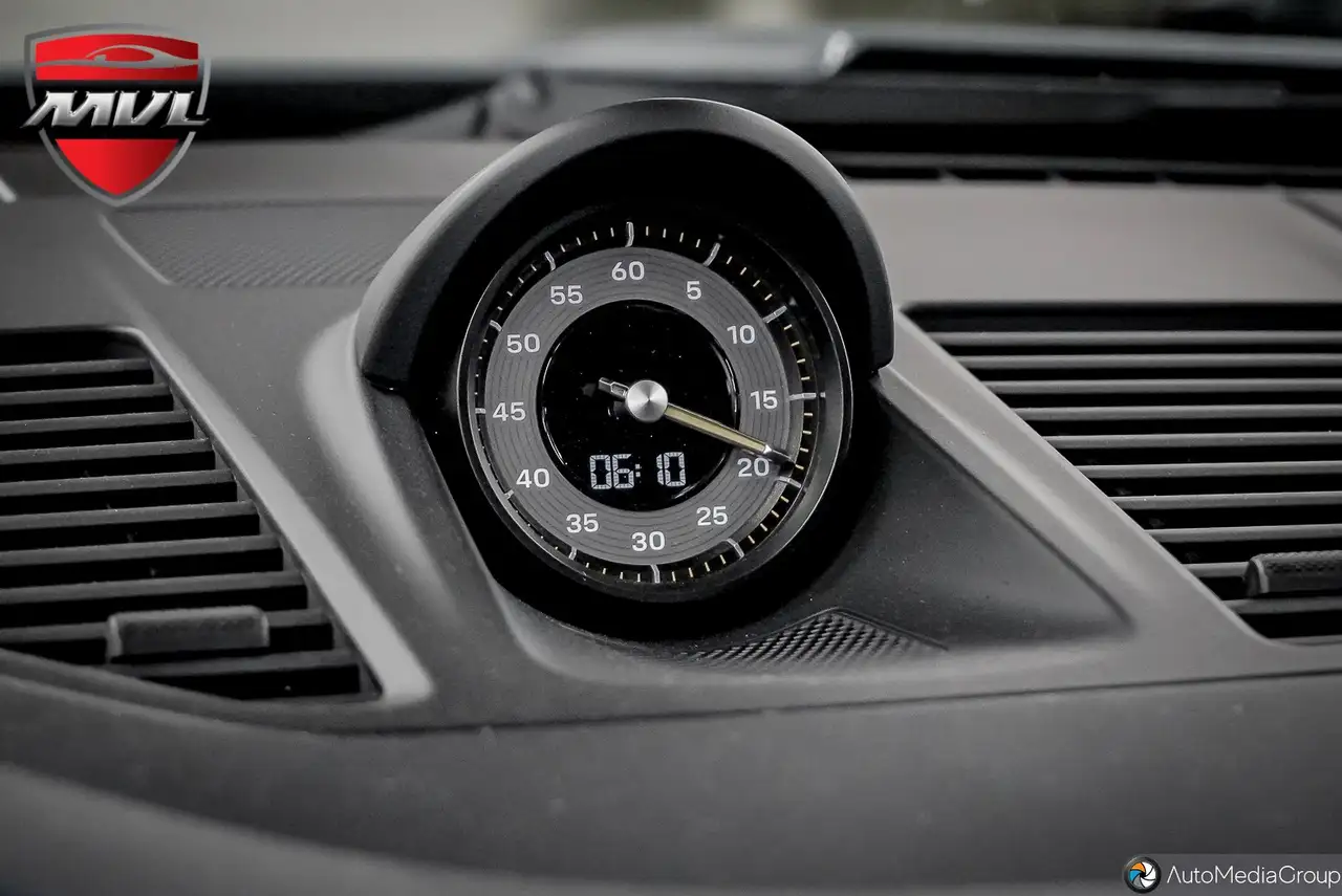 Porsche 911 - Image 26