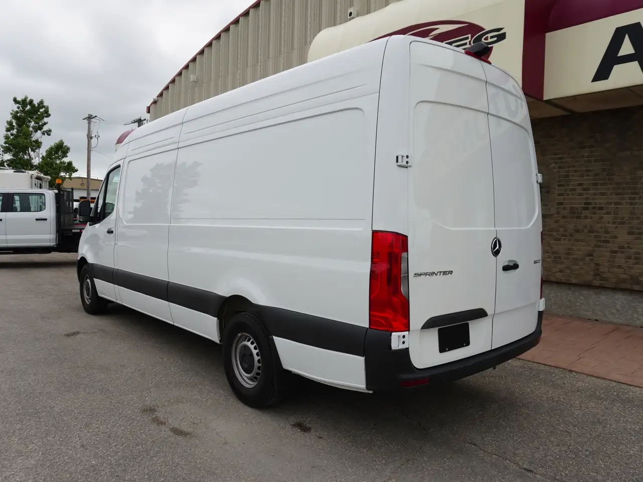 Mercedes-Benz Sprinter - Image 11