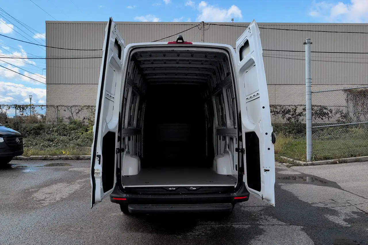 Mercedes-Benz eSprinter - Image 13