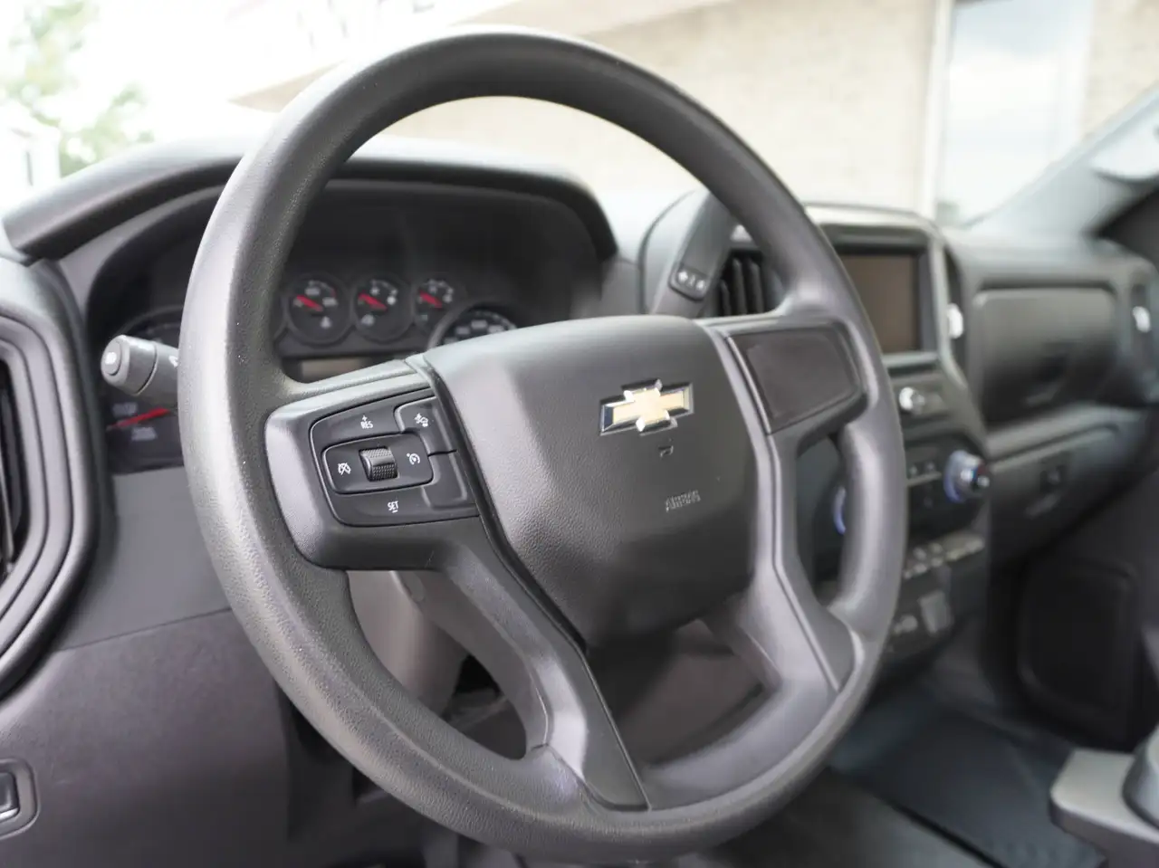 Chevrolet Silverado 1500 - Image 18