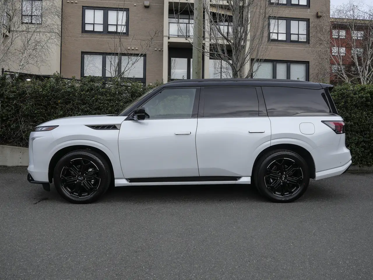 Infiniti QX80 - Image 11