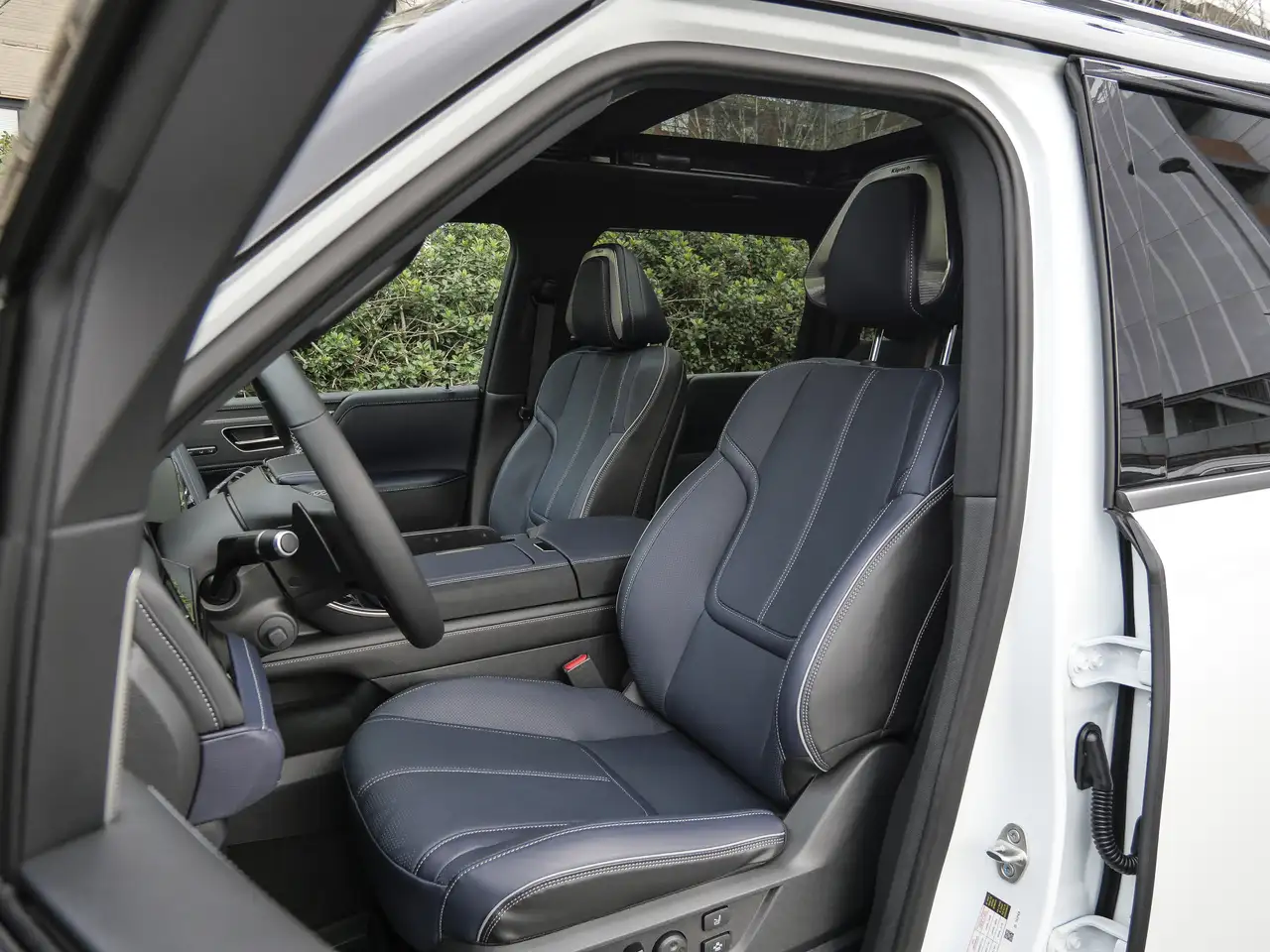 Infiniti QX80 - Image 17