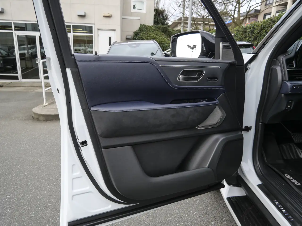 Infiniti QX80 - Image 15