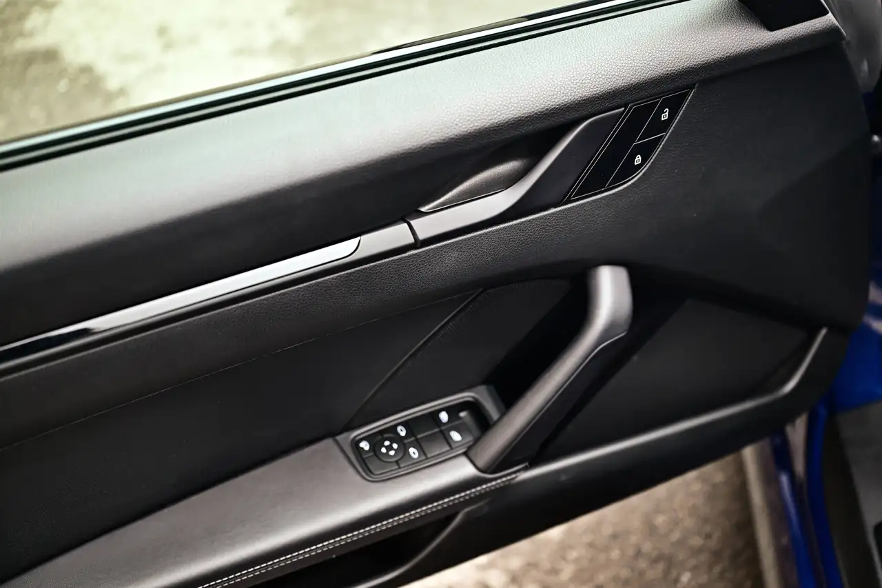 Porsche 911 - Image 24