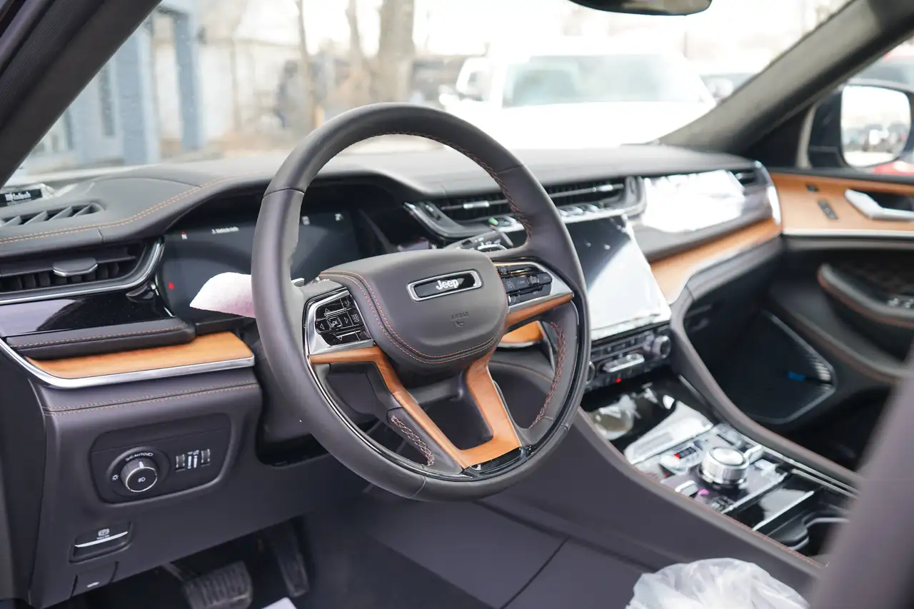 Jeep Grand Cherokee - Image 12