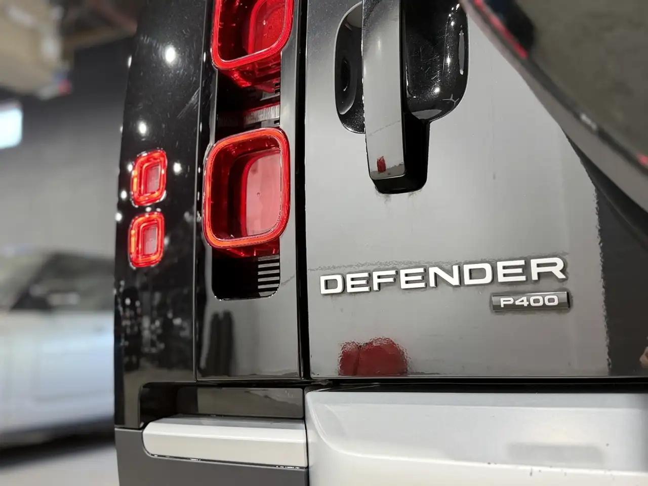 Land Rover Defender - Image 7