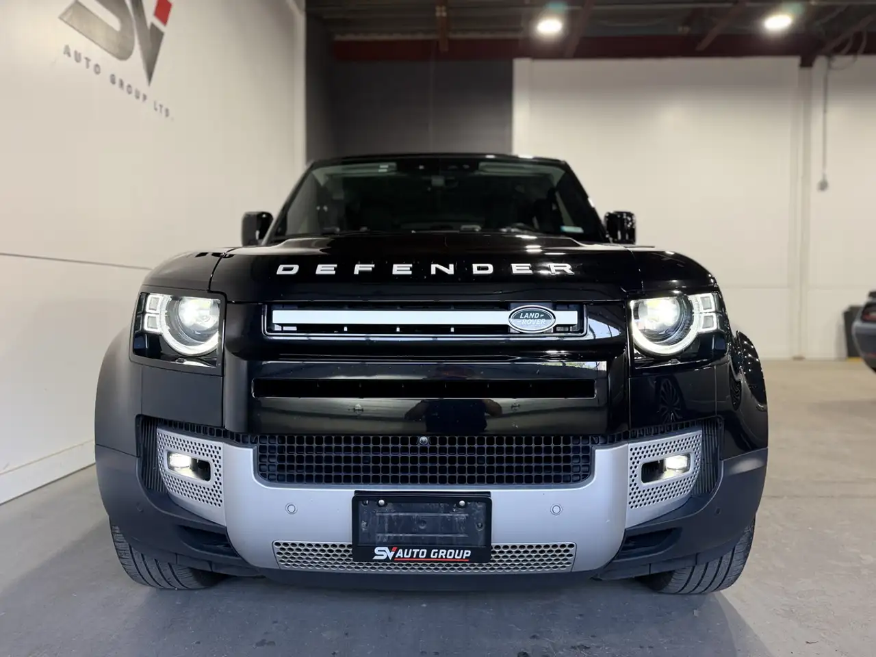 Land Rover Defender - Image 10