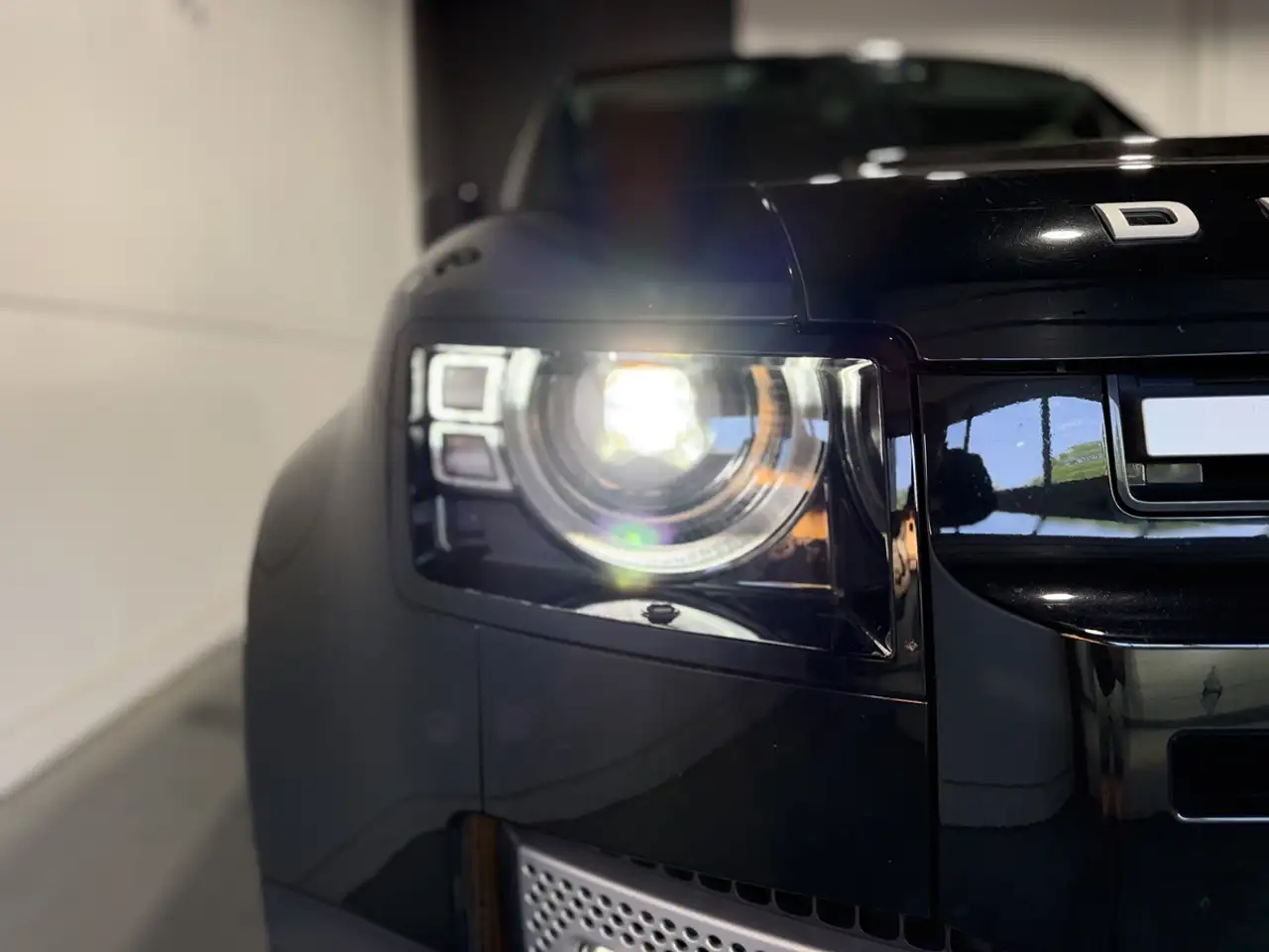 Land Rover Defender - Image 11