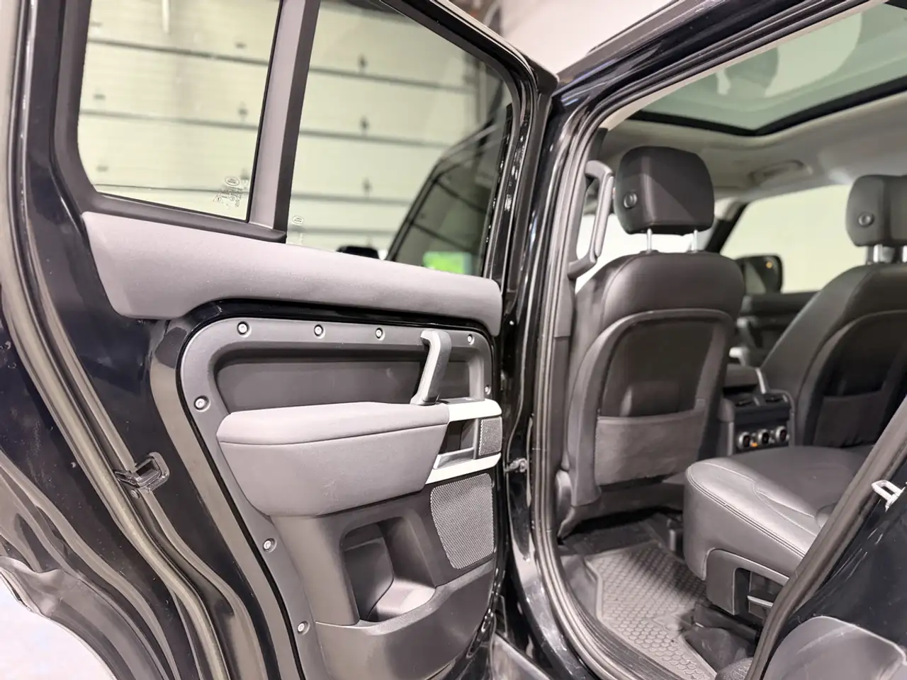 Land Rover Defender - Image 38