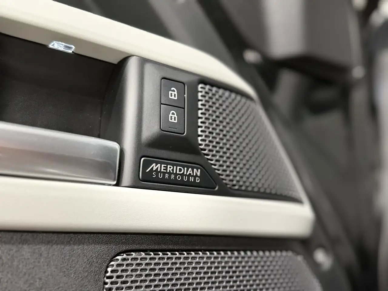 Land Rover Defender - Image 36