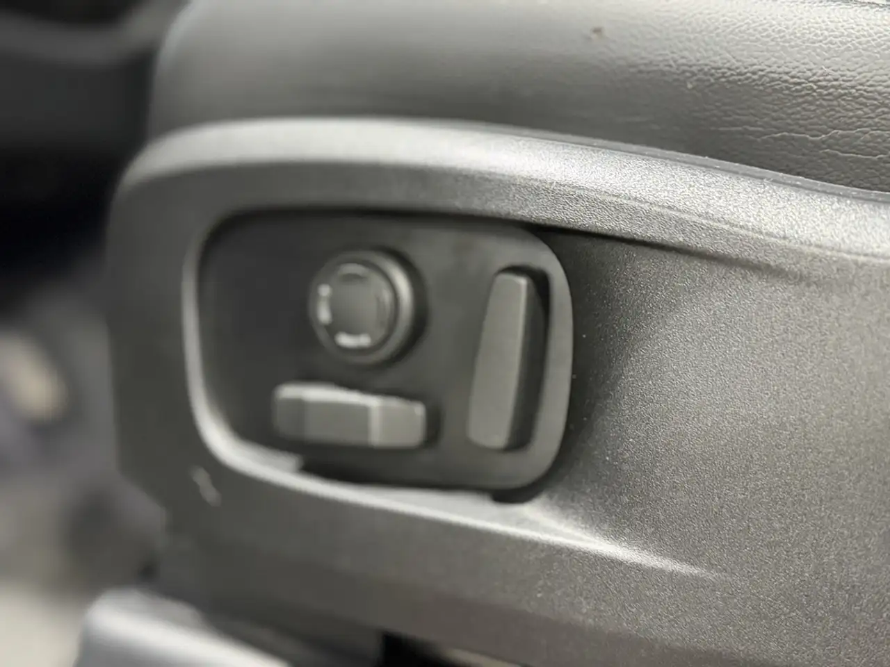 Land Rover Defender - Image 35