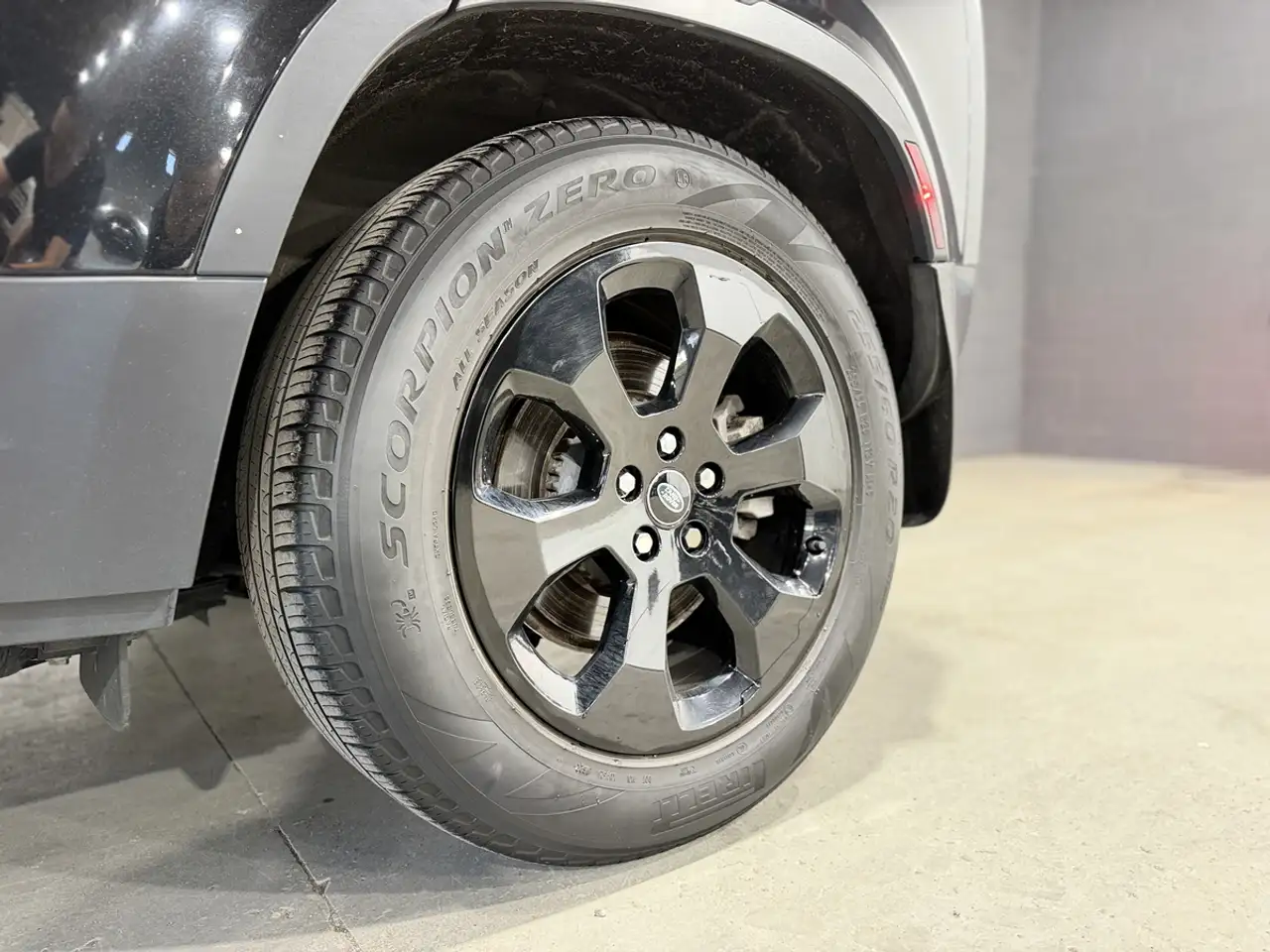 Land Rover Defender - Image 4