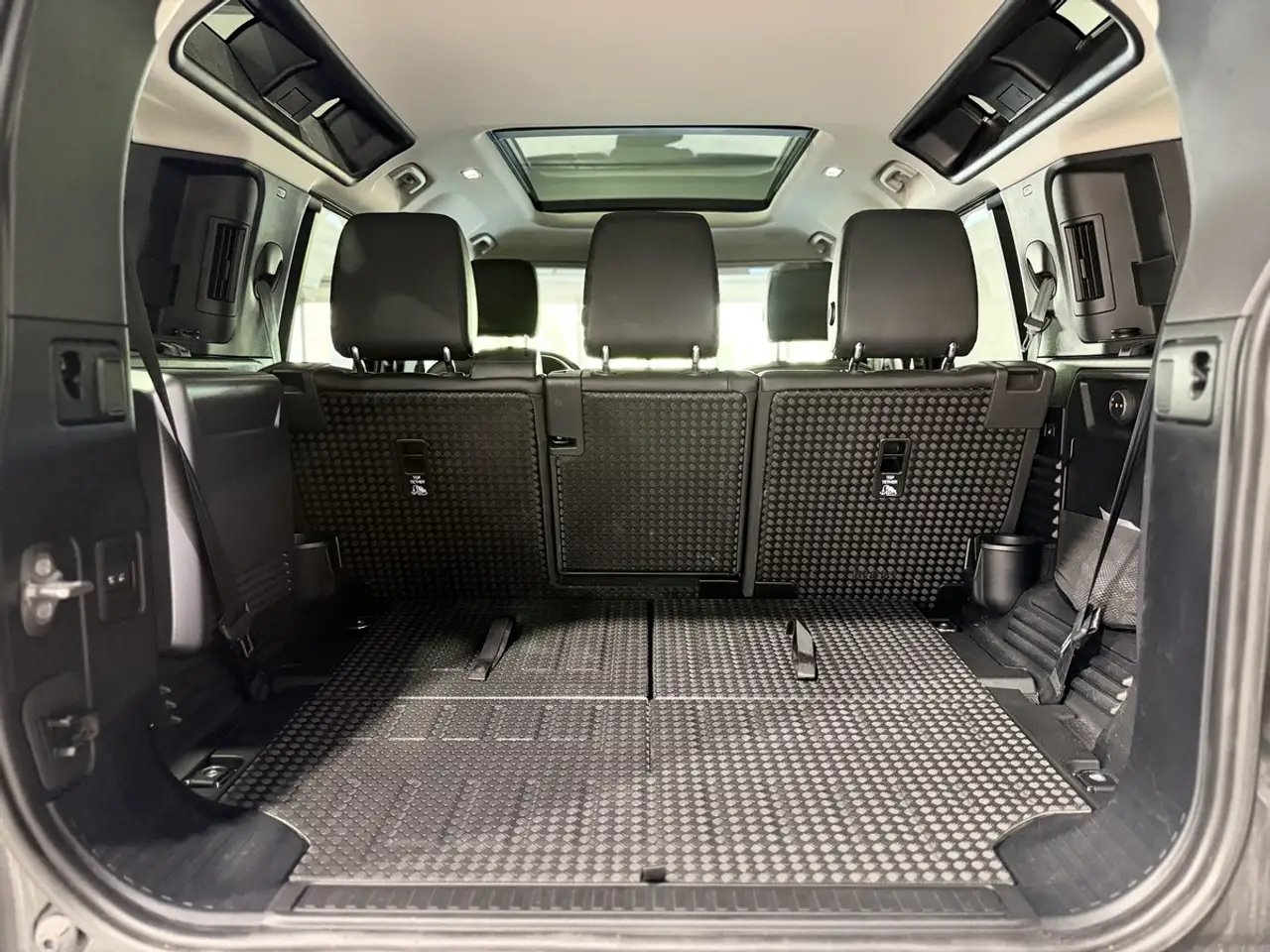 Land Rover Defender - Image 46